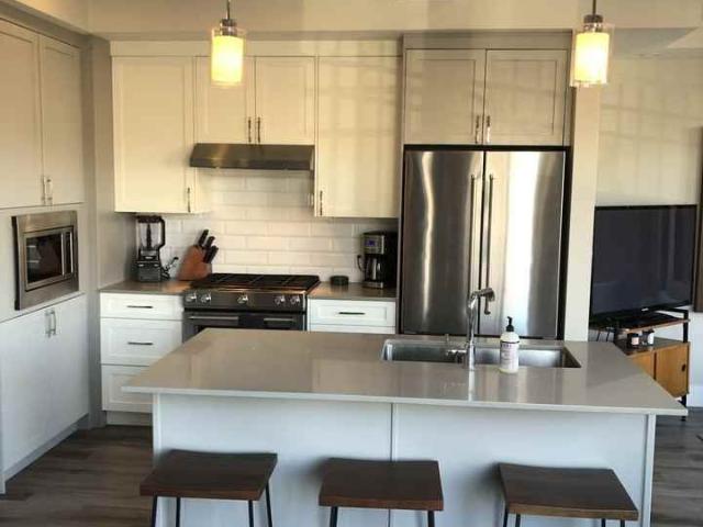 1702 17 Avenue Southwest town house — Calgary, AB 2 Bedroom 2 Bedroom