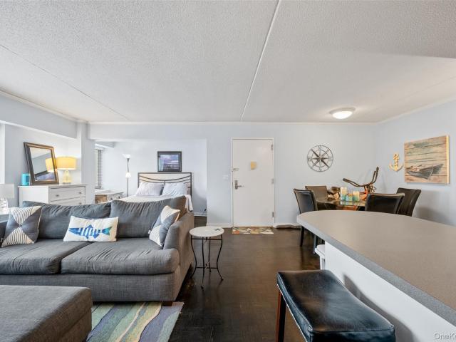 170 W Broadway 4I