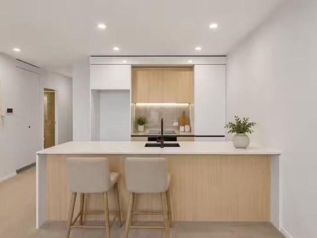 17/14 Elizabeth Avenue, Broadbeach, QLD 4218 Apartment for R.