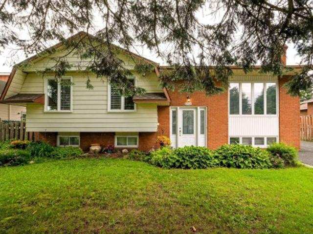 1711 Rue De La Verdure, Sainte Julie, QC, J2E 1M2 house for sale | Listing ID 15973 | Royal LePage