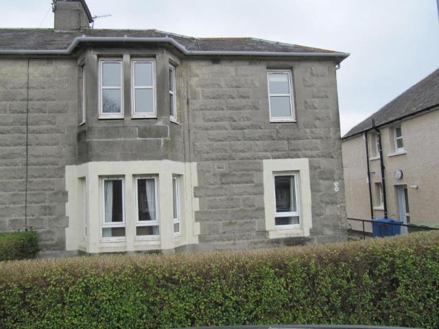 172 Crosslet Road, Dumbarton, G82 2LH 2 bed ground floor flat to rent £795 pcm £183 pw