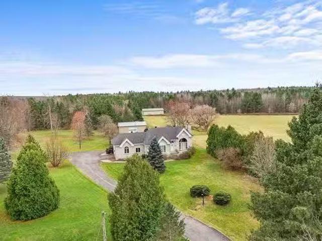 172 Route 202 O. Hemmingford Canton, QC, J0L 1H0 Luxury Ho.