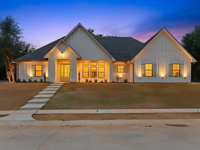 17300 Woodcrest Cir, Lindale, TX 75771