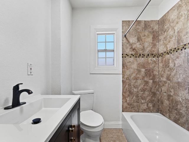 1756 W 37th Dr 2 Bedroom Apartment for Rent at 1756 W 37th Dr, Los Angeles, CA 90018 Congress North