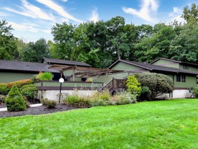 17658 Walnut Trl, Chagrin Falls, OH 44023