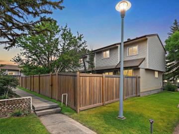 1767 Lakewood Road S, Edmonton, AB, T6K 3B8 townhouse for sale | Listing ID E4495 | Royal LePage