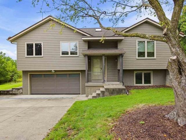 1760 Lynncrest Dr, Coralville, IA 52241