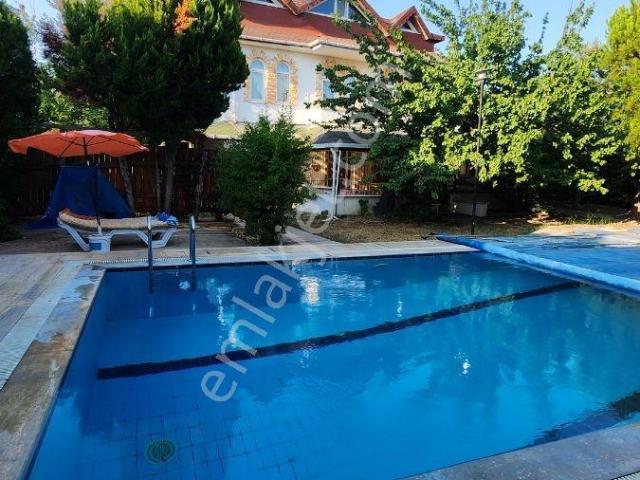 1796 Metre Kare Arazi İçinde Yüzme Havuzlu Bahçeli Villa