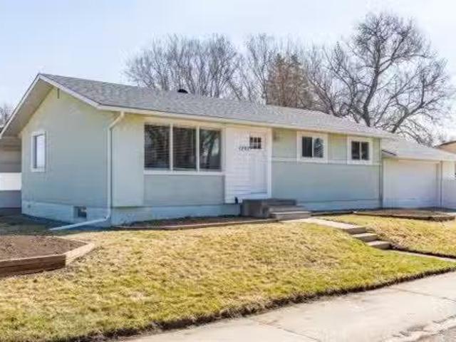 1797 4 Avenue Ne, Medicine Hat, AB, T1C 1A4 house for sale.