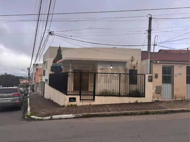 179 Área Útil Casa Alugar, 4 Dormitórios localizado em Rua São Domingos, 218 Próximo a Igreja Maria do Carmo e Ceaga São José, Garanhuns, Pernambuco, 55295310 | Brasil