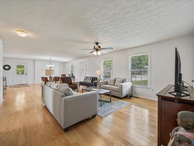 1807 Lindsay Lane N
