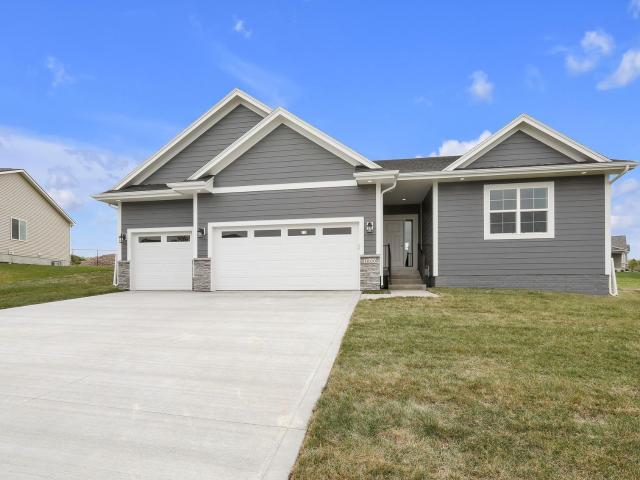 1800 Lakeview Dr, Pella, IA