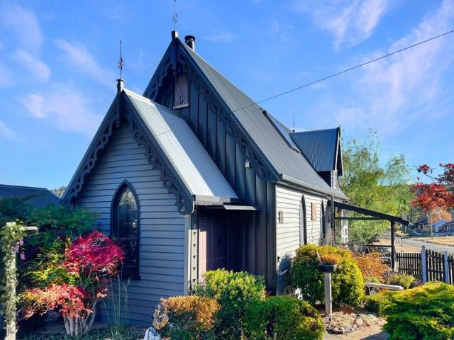 Divine Home at the Foothills of Ben Lomond National Park