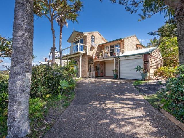 180° Coral Sea to Hinterland Views One Of The few Original Blocks left on Netherby Rise