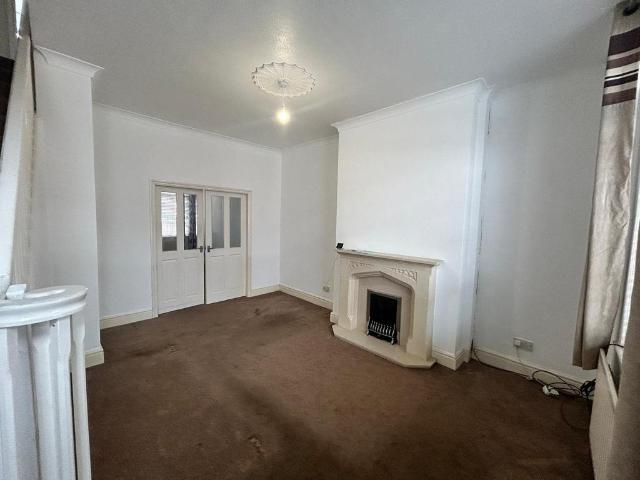 180 Denton Lane, Chadderton, OL9 8PL, United Kingdom | 2 bed townhouse for rent #137557639 | Rentberry