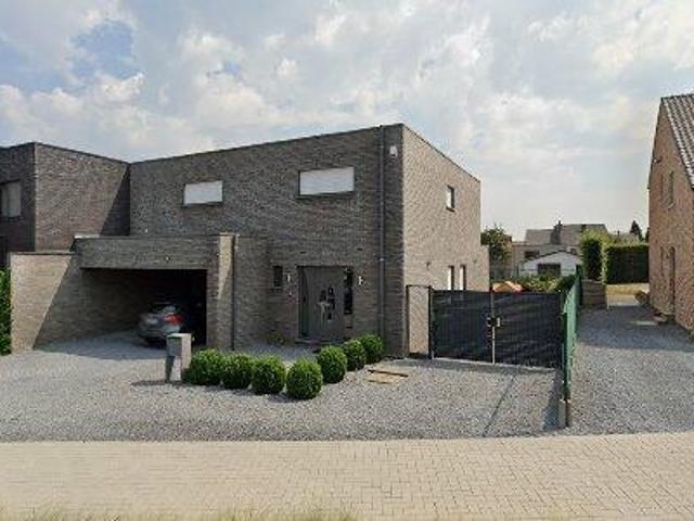 180 m2 apartment for rent in Heers