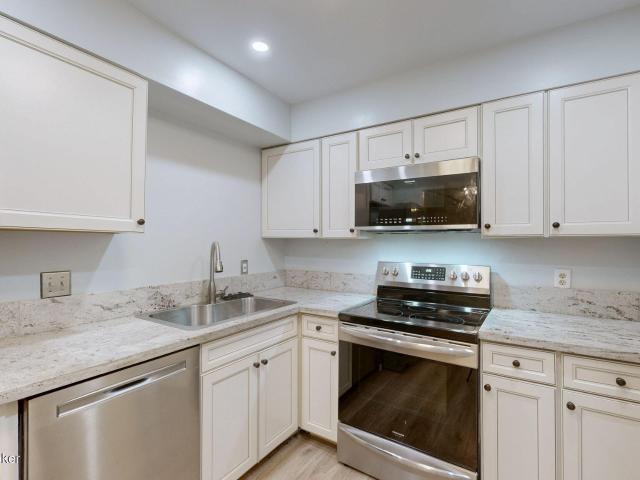 1815 Gardiner Ln APT F52