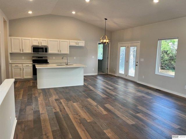 1810 Vivian Ln, David City, NE 68632