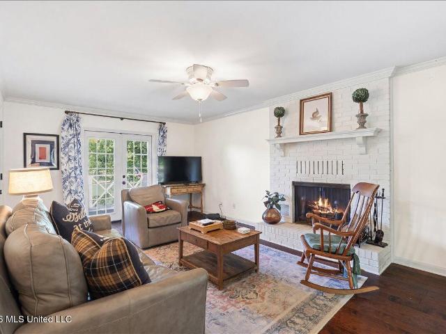 1827 Snow Lake Drive