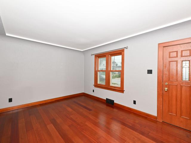 1828 E Eden Pl