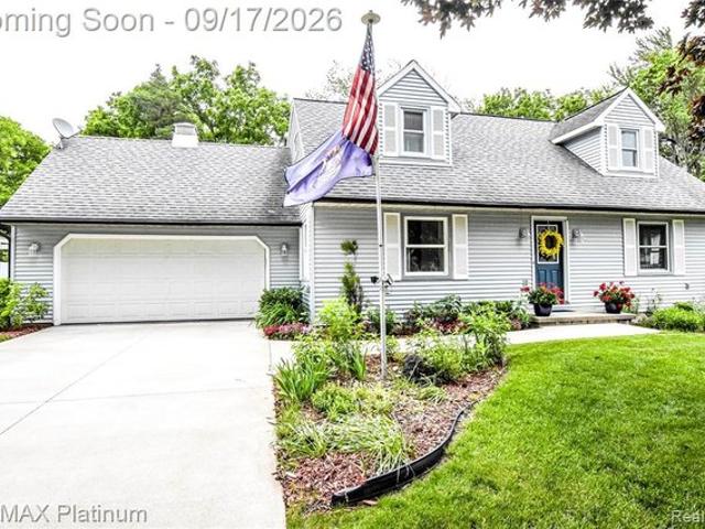 1820 Schoolcraft St, Holt, MI 48842