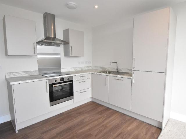 182 High Street, Hull, HU1 1 bed flat to rent £750 pcm £173 pw