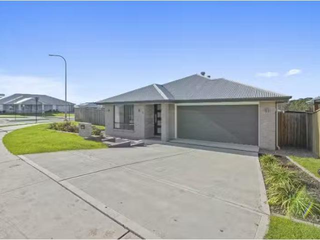 182 Settlers Boulevard, CHISHOLM House for rent Listed by Cha.