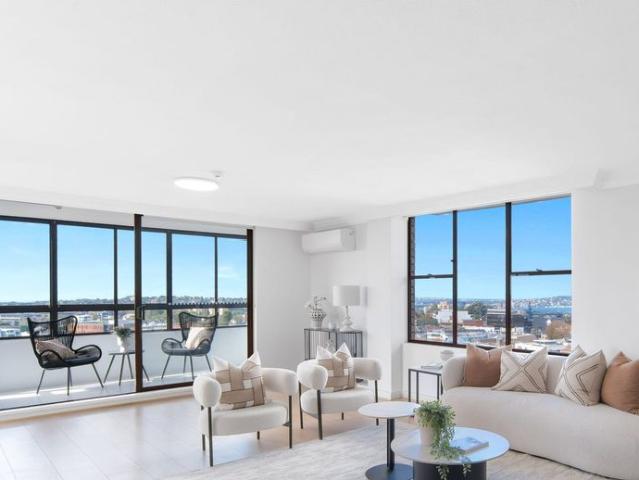 182m² Luxury Residence with Iconic 270° Harbour, City & Bridge Views