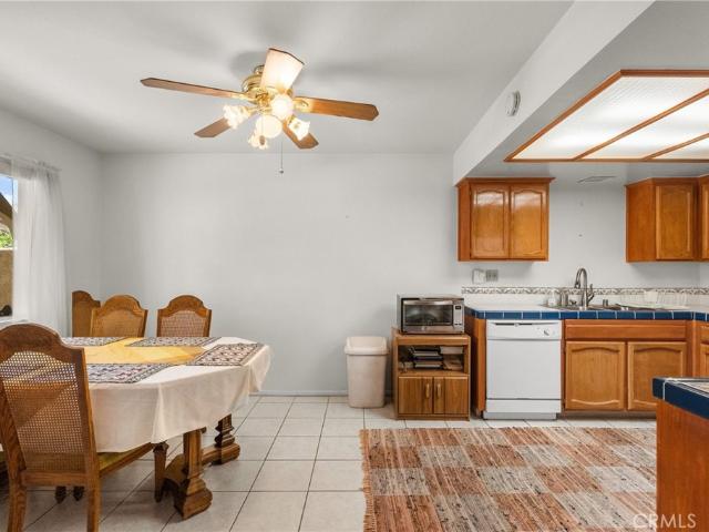 1836 E Avenue J2 5