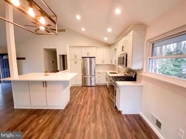18320 Candice Dr, Triangle, VA 22172 | MLS #VAPW2114