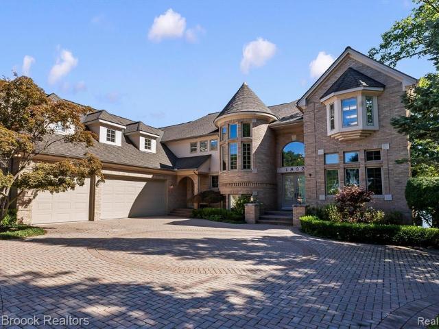 1832 Long Lake Shore Drive