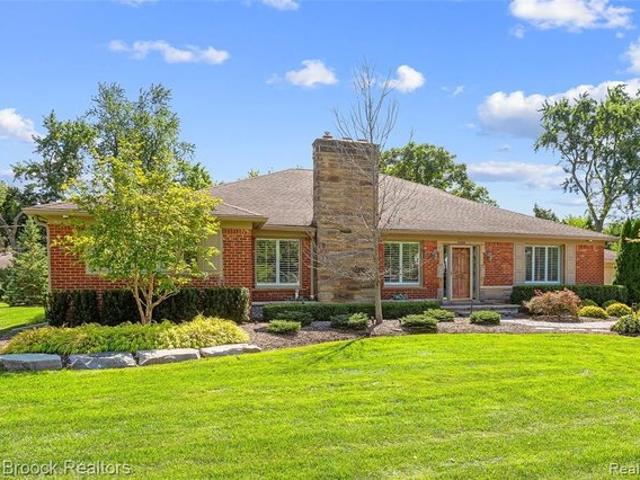 18639 Warwick St, Beverly Hills, MI 48025