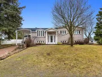 186 Rue Des Épinettes, Lachute, QC, J8G 4B1 house for sale.