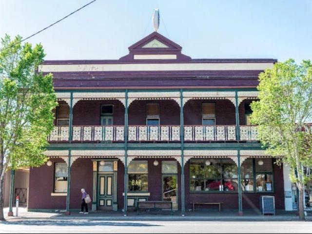 1880's Classic Two Story Victorian Era Hotel close to Bendigo