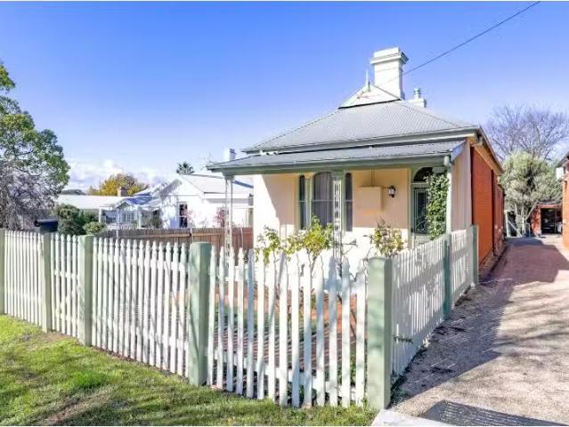 188 Peel Street, BATHURST House for rent Listed by Rental Inq.