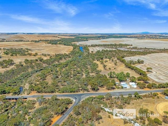 18.5 Acres on the Tourist Route to the Ranges