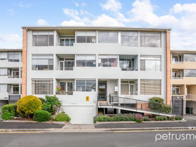 18 / 13 Battery Square Petrusma Property