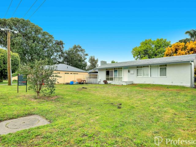18 Ward CrescentKelmscott WA 6111, Australia