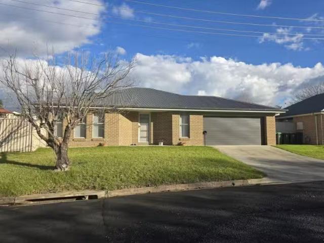 18 Alma Street, SOUTH BATHURST House for rent Listed by Carla.