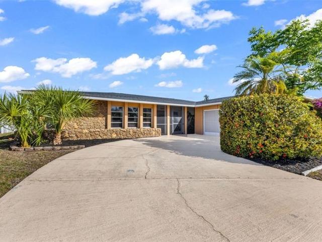 18 Annapolis Ln, Rotonda West, FL 33947