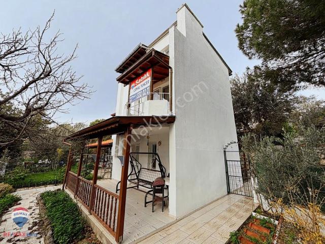 18 Çandarlı Piri Reis Sitesi Tripleks Bahçeli 3+1 Satılık Villa