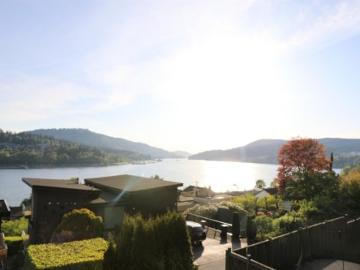 House for sale in Port Moody - Garden