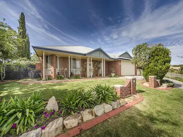 18 Banksdale Drive, Middle Ridge, QLD 4350