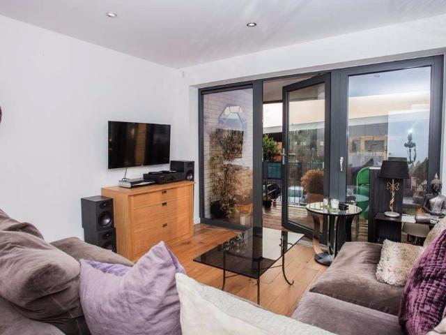 18 Bramah Road, London, SW9