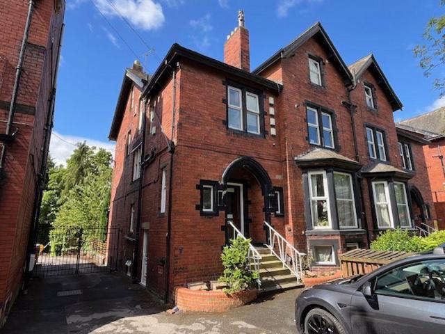 18 Cardigan Road, Leeds 2 bed apartment to rent £950 pcm £219 pw