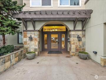 18 Dravus St, Unit 207, Seattle, WA 98109 | MLS #2469