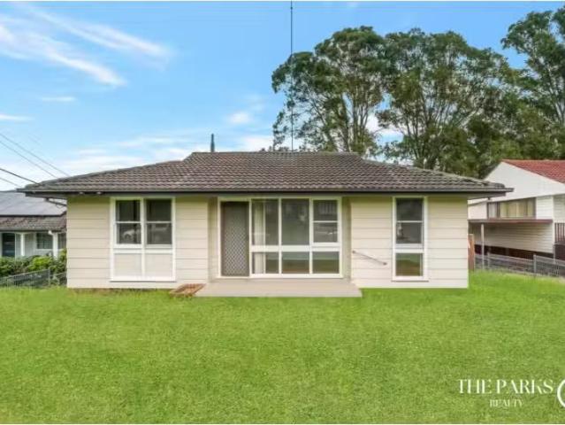 18 Ellsworth Drive, Tregear House for rent Listed by Mary Nak.
