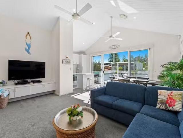 18 Francis Street, Mermaid Beach, QLD 4218 Duplex / Semi D.