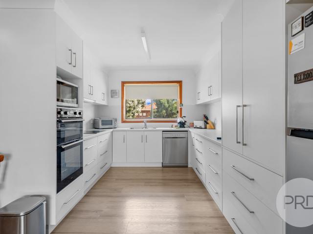 18 Grevillea Cres, Lake Albert, NSW 2650