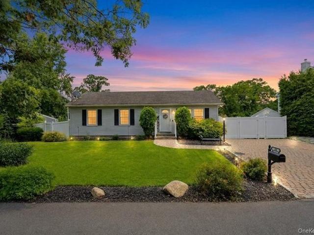18 Hillcrest Rd, Rocky Point, NY 11778